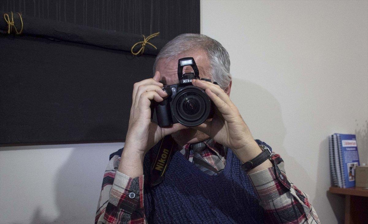 Kırıkkale'de görme engelli gazeteci, hem haber yazıyor hem de fotoğraf çekiyor