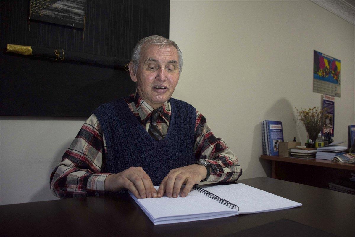 Kırıkkale'de görme engelli gazeteci, hem haber yazıyor hem de fotoğraf çekiyor