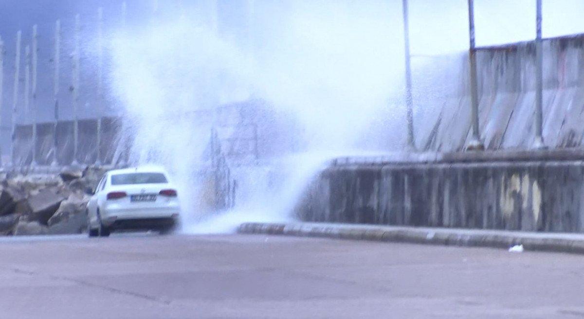 Şile'de dalga İETT otobüsünün camını kırdı