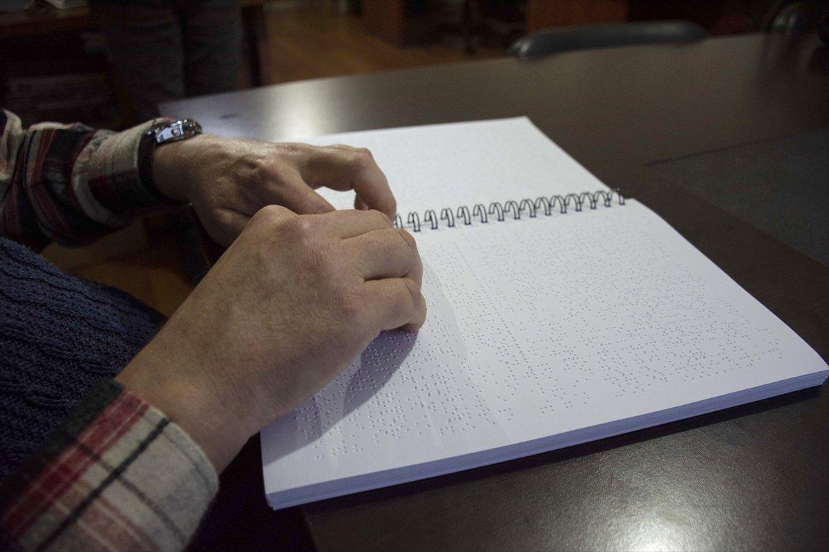 Kırıkkale'de görme engelli gazeteci, hem haber yazıyor hem de fotoğraf çekiyor