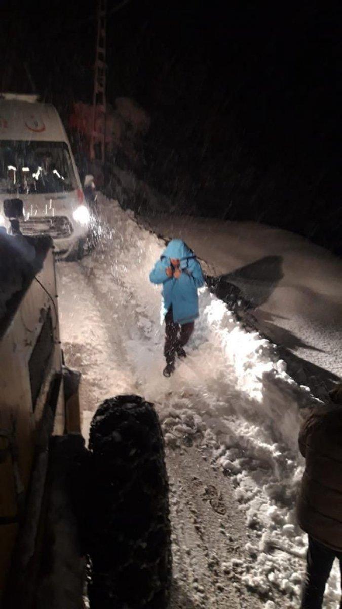 Rize'de karlı yolda kalan ambulansın imdadına Özel İdare ekipleri yetişti