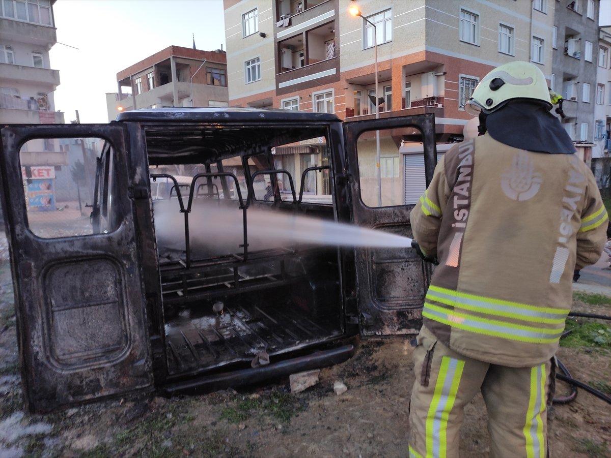 Avcılar'da 3 kişi minibüsü kundakladı