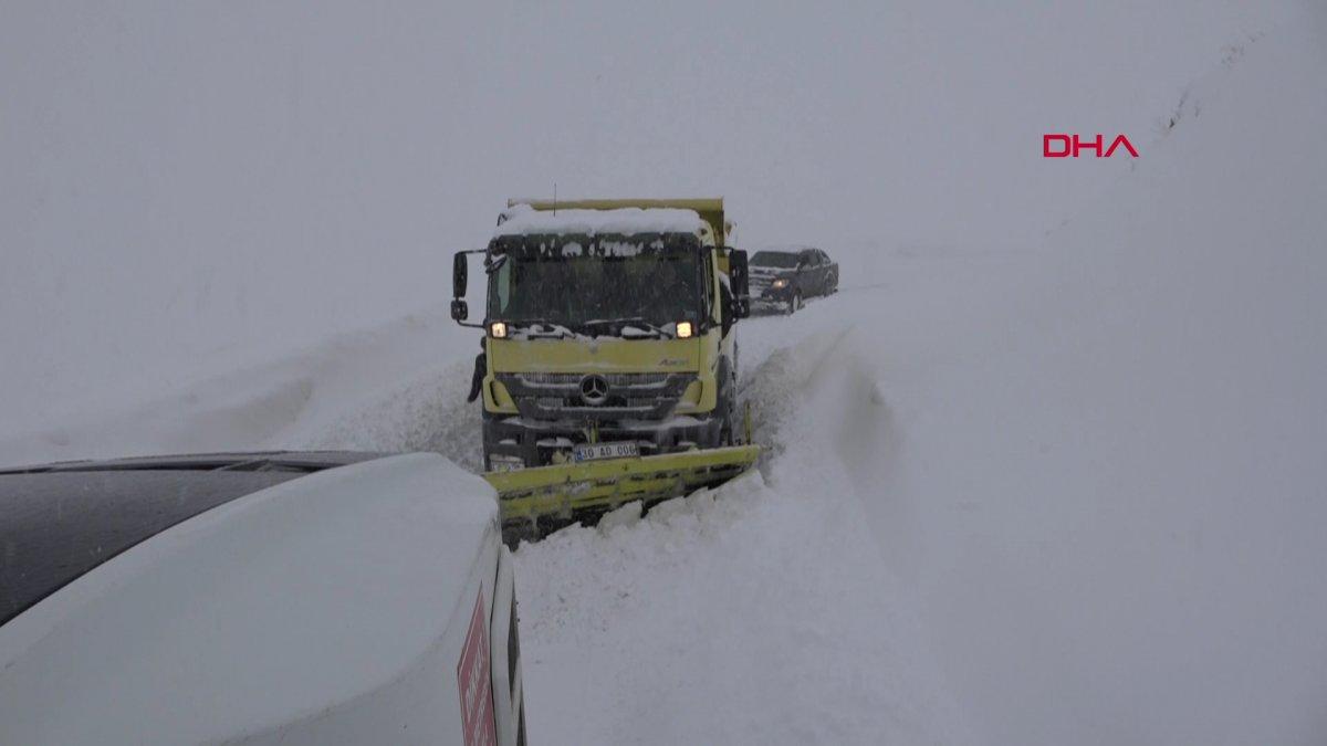 Hakkari'de yoğun kar yağışı nedeniyle 338 yerleşim yerinin yolu kapandı