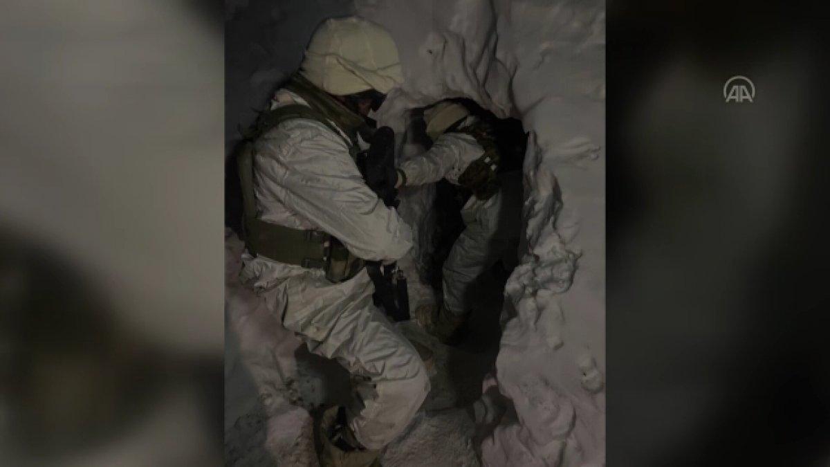 Mehmetçik'in bayrak donduran soğuktaki vatan nöbeti