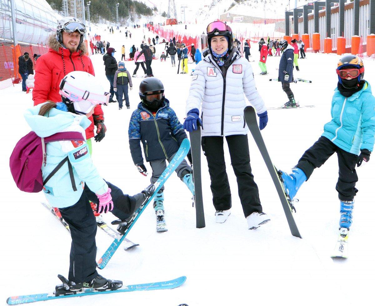 Kar tatili sevenler Palandöken'e akın etti