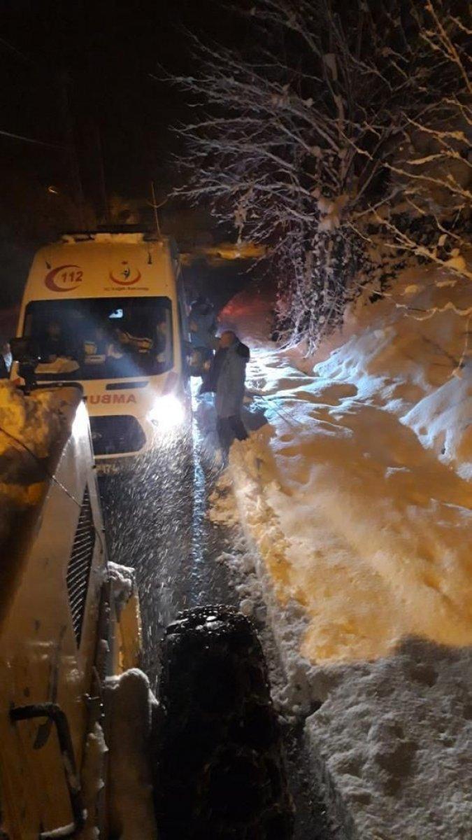 Rize'de karlı yolda kalan ambulansın imdadına Özel İdare ekipleri yetişti
