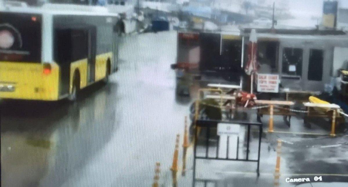 Şile'de dalga İETT otobüsünün camını kırdı