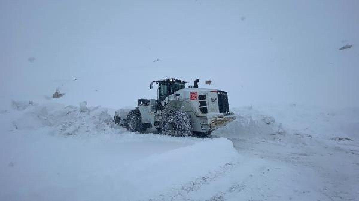 Hakkari'de yoğun kar yağışı nedeniyle 338 yerleşim yerinin yolu kapandı