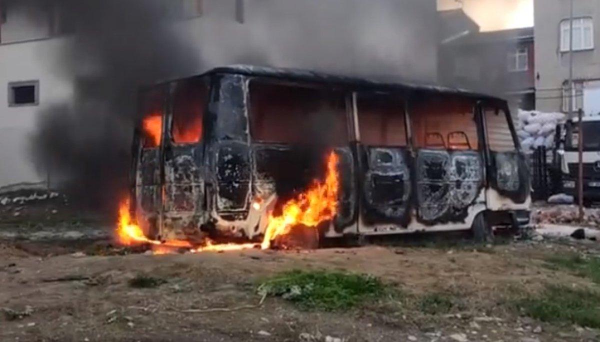 Avcılar'da 3 kişi minibüsü kundakladı