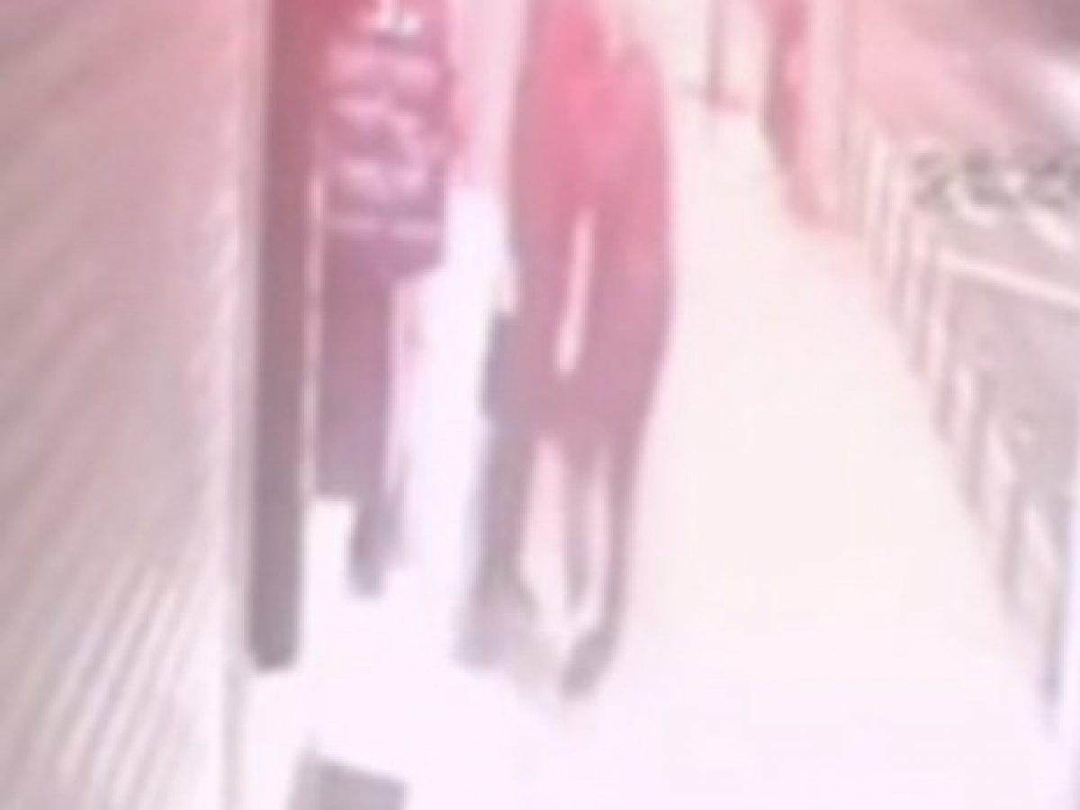 Zeytinburnu’nda kıyafeti mankenle birlikte çaldı