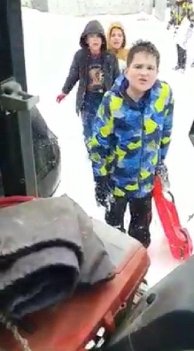 Kastamonu'da karda kayan çocukların kepçe operatöründen isteği: Yolları kürüme