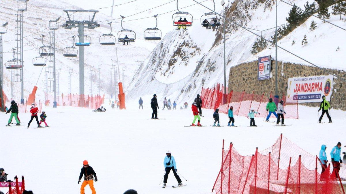 Kar tatili sevenler Palandöken'e akın etti