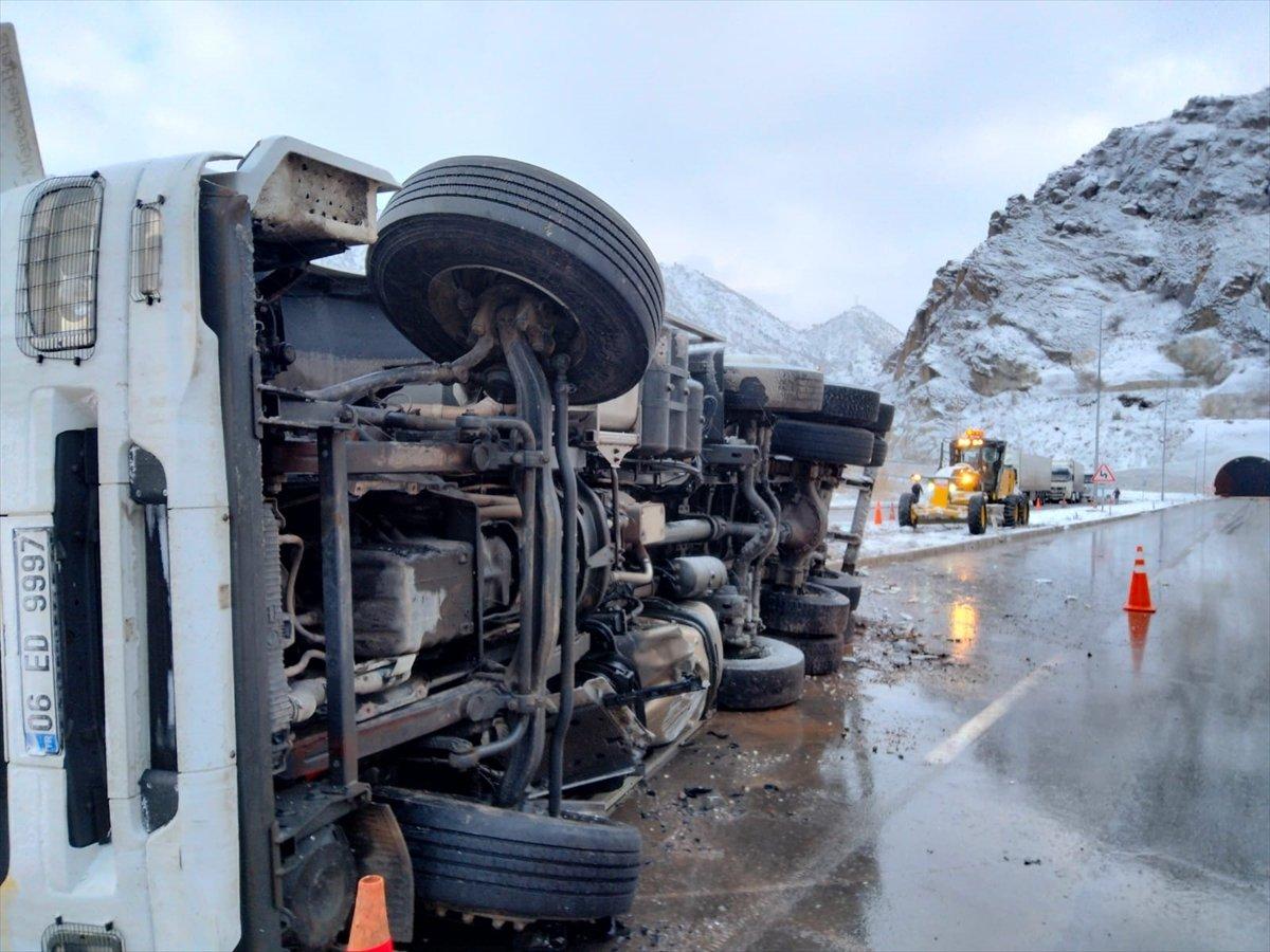 Sivas'ta yolcu otobüsü, kaza yapan tıra çarpıp devrildi