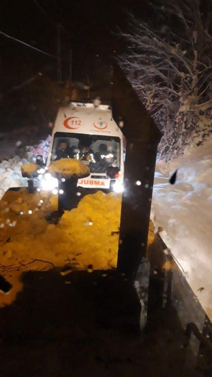 Rize'de karlı yolda kalan ambulansın imdadına Özel İdare ekipleri yetişti