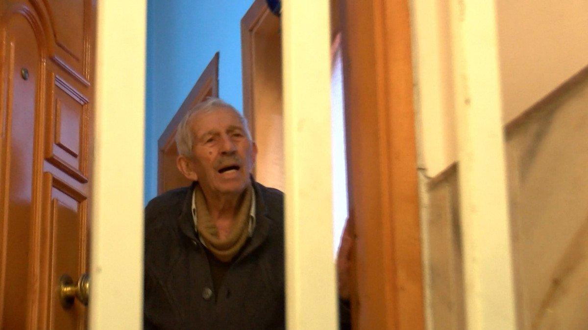 Bayrampaşa'da kiracısının evine baltayla saldırdı: 7-8 camını kıracağım