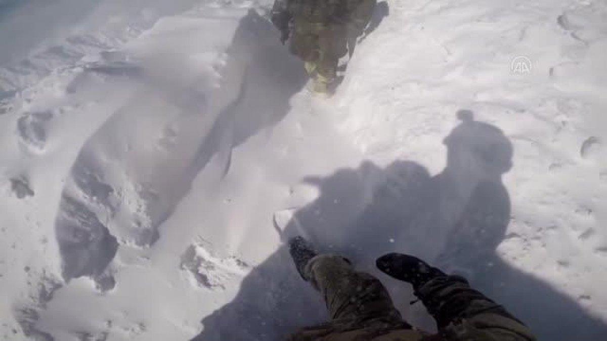 Mehmetçik'in bayrak donduran soğuktaki vatan nöbeti