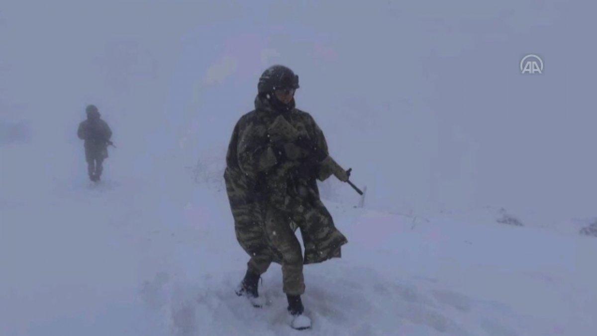 Mehmetçik'in bayrak donduran soğuktaki vatan nöbeti