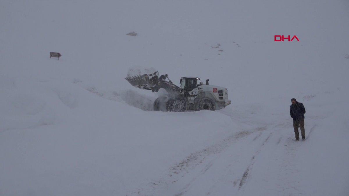 Hakkari'de yoğun kar yağışı nedeniyle 338 yerleşim yerinin yolu kapandı