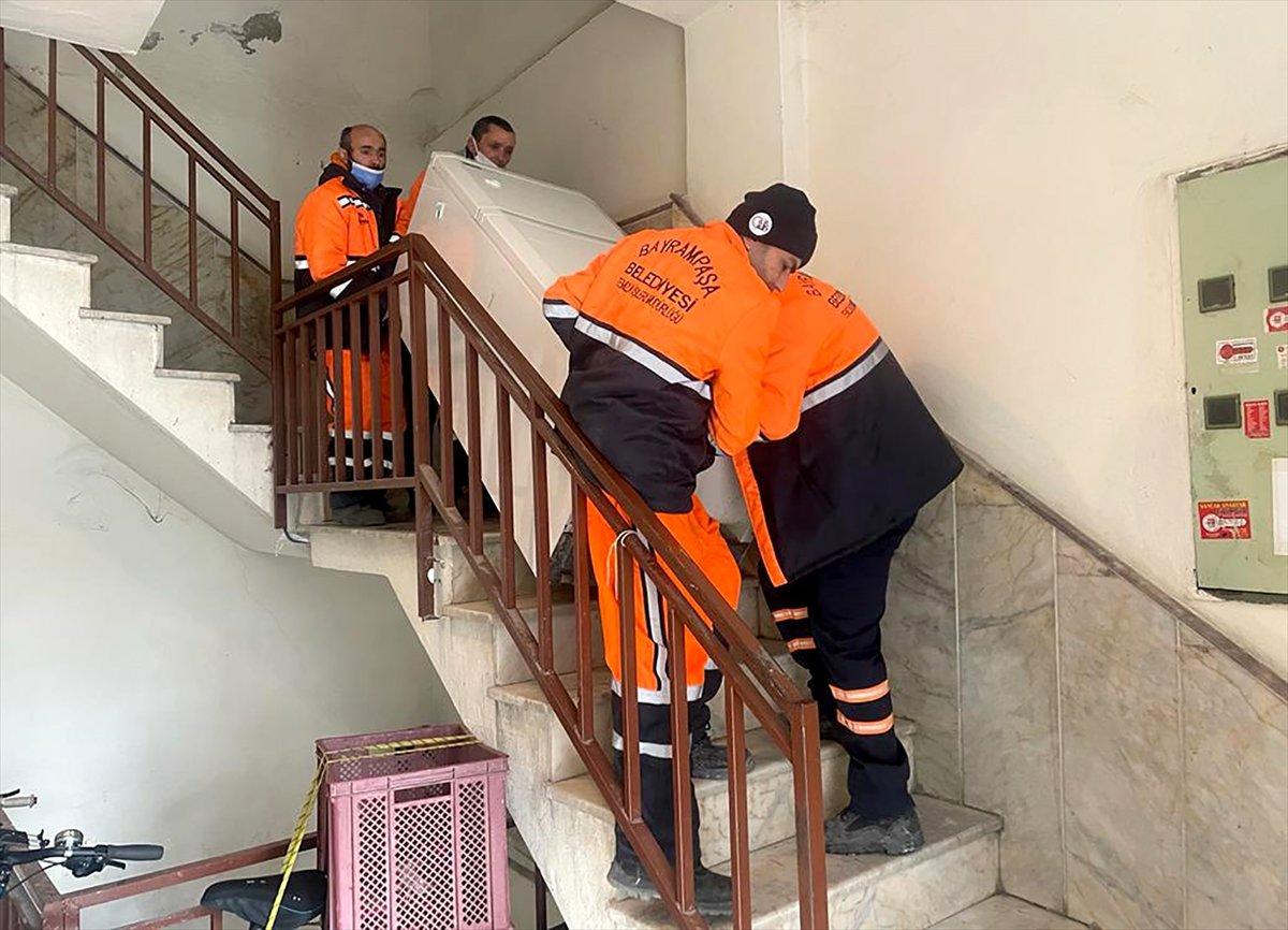 Bayrampaşa'da kapıları baltalanan kiracılar başka eve taşındı