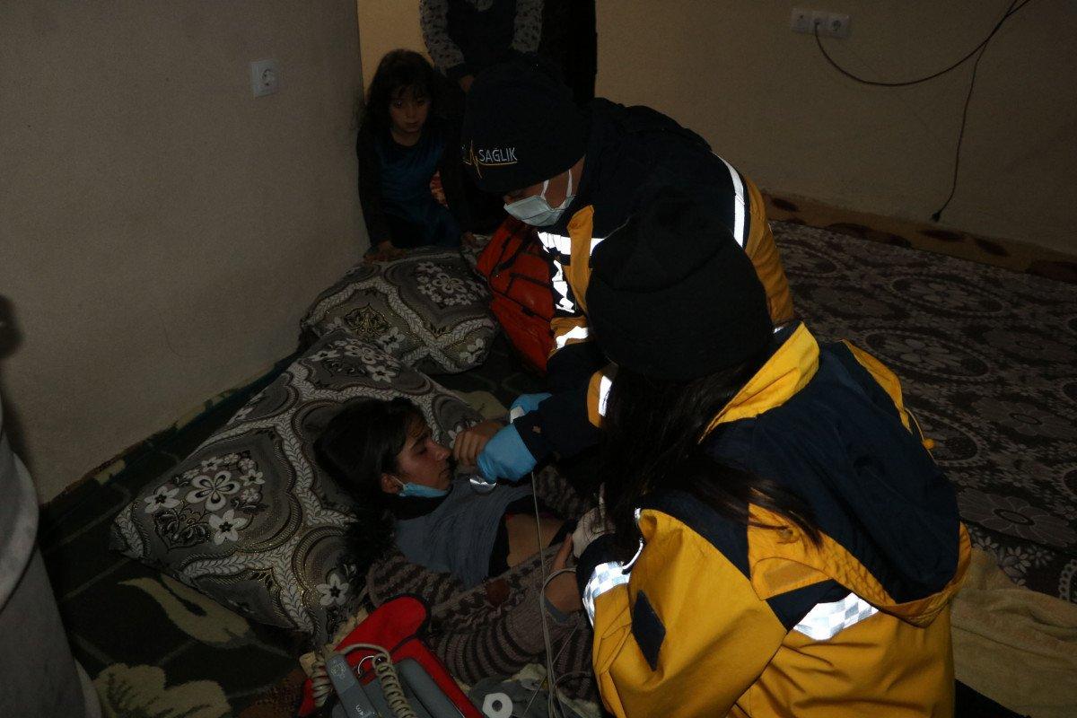 Hakkari'de, karla kapanan yolu aşıp hasta çocuğa ulaştılar