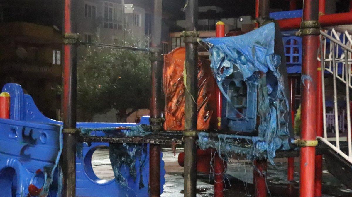 Denizli'de, ısınmak için yakılan ateş parka sıçradı