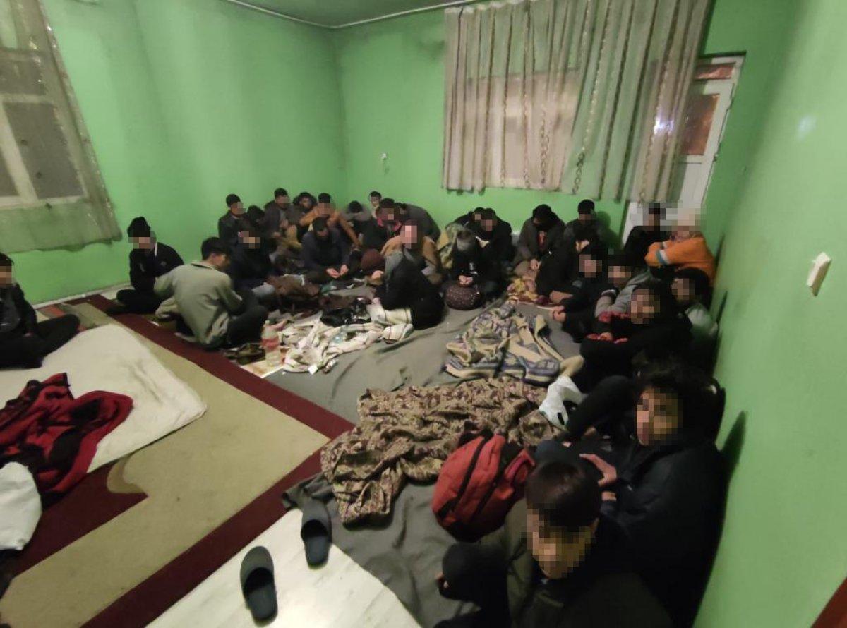 Van'da kaçak göçmen çamaşır makinesinin arkasında yakalandı