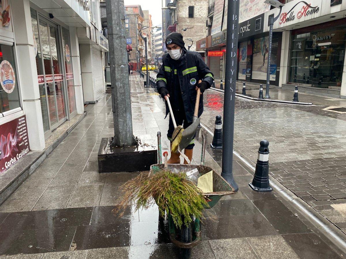 Zonguldak'ta temizlik görevlisi 4 çocuğun geleceğine destek veriyor