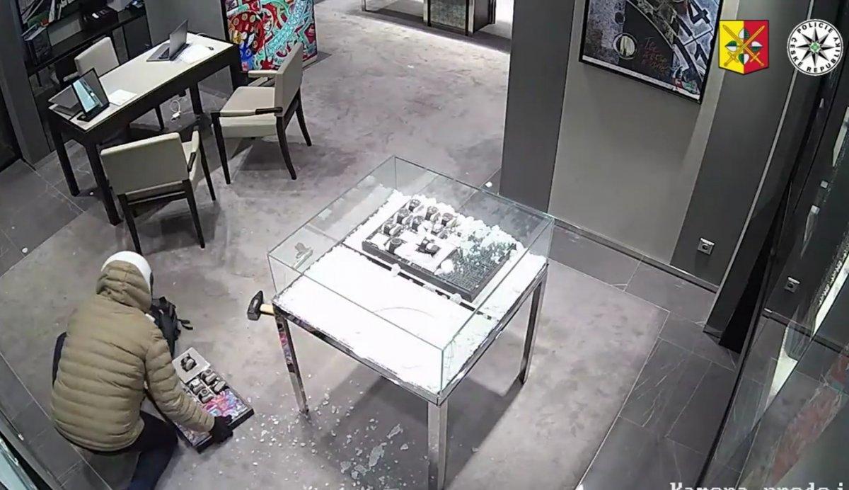 Çekya’da saatçi soygunu