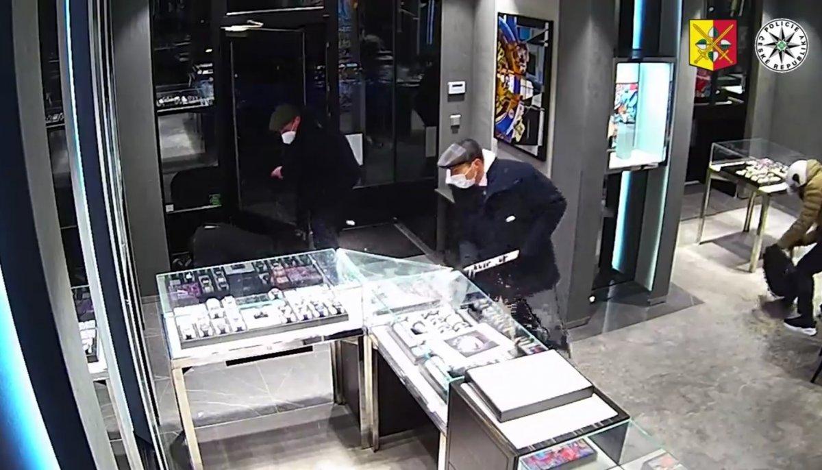 Çekya’da saatçi soygunu