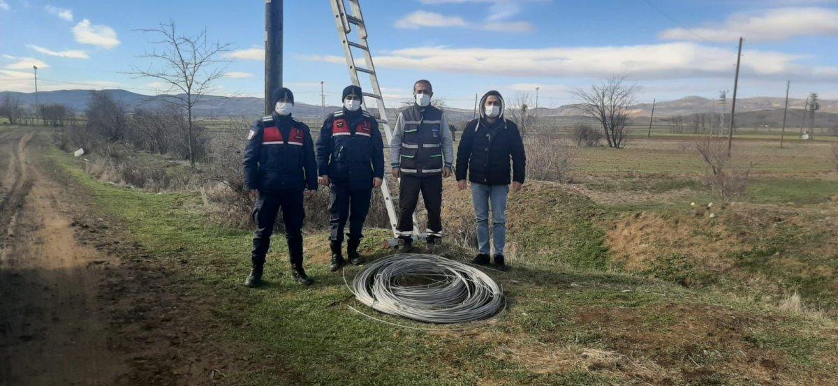 Elazığ'da kablo hırsızları, suçüstü yakalandı
