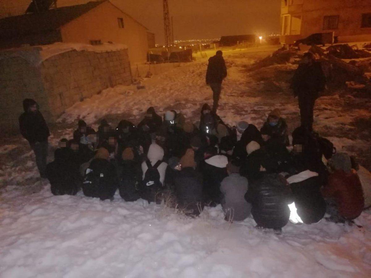 Van'da kaçak göçmen çamaşır makinesinin arkasında yakalandı