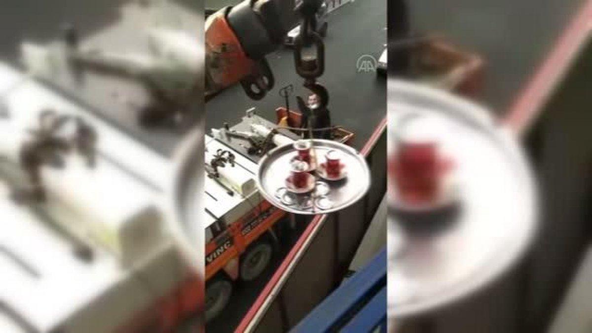 Bayrampaşa'da işçilere vinçle çay servisi