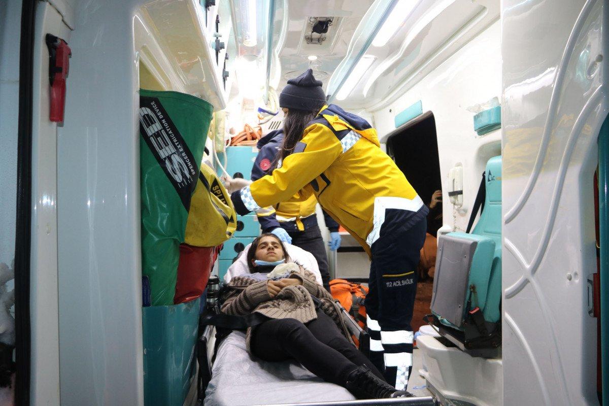 Hakkari'de, karla kapanan yolu aşıp hasta çocuğa ulaştılar