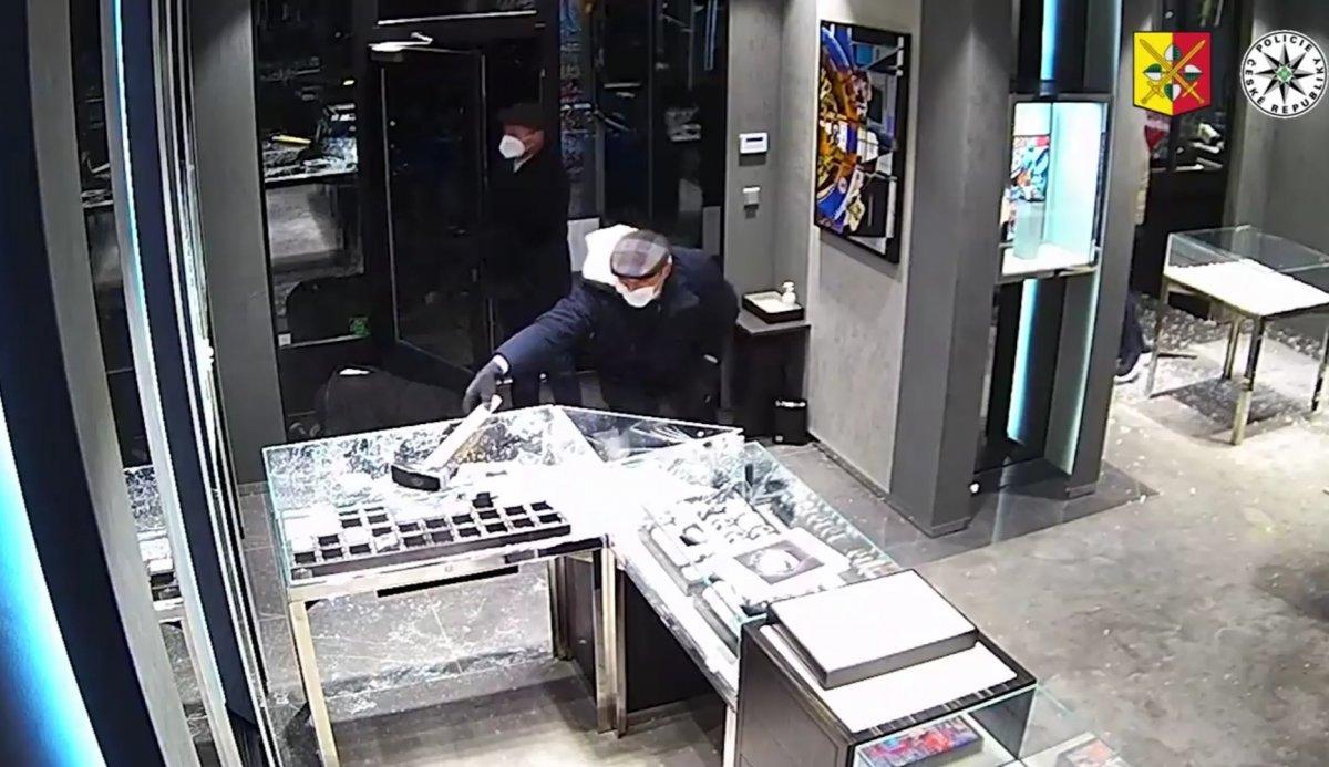 Çekya’da saatçi soygunu