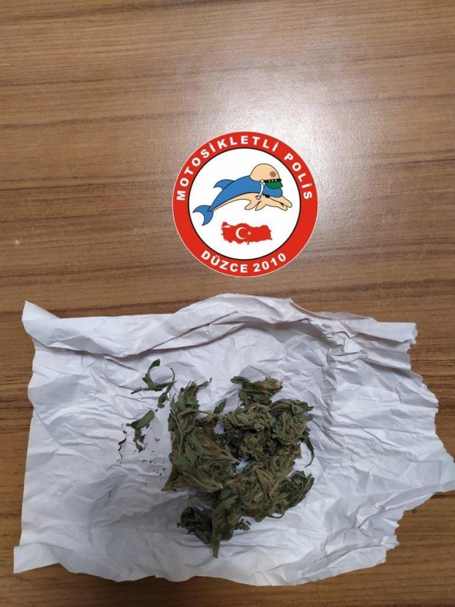 Düzce'de polisten şok uygulama