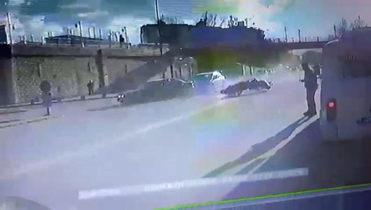 Denizli'de makas atan otomobilin çarptığı motosikletli kurtarılamadı