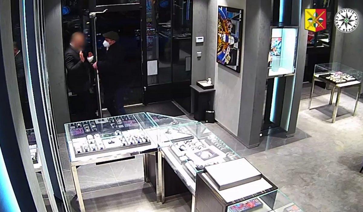 Çekya’da saatçi soygunu