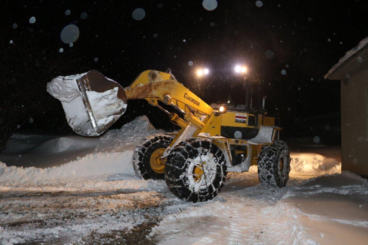 Hakkari'de, karla kapanan yolu aşıp hasta çocuğa ulaştılar