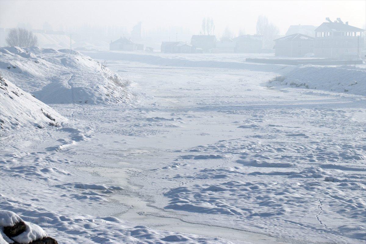 Ağrı'da soğuk hava ve kar yağışı etkili oluyor