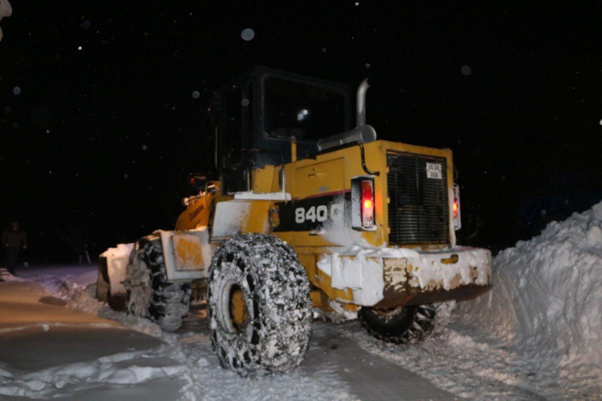Hakkari'de, karla kapanan yolu aşıp hasta çocuğa ulaştılar
