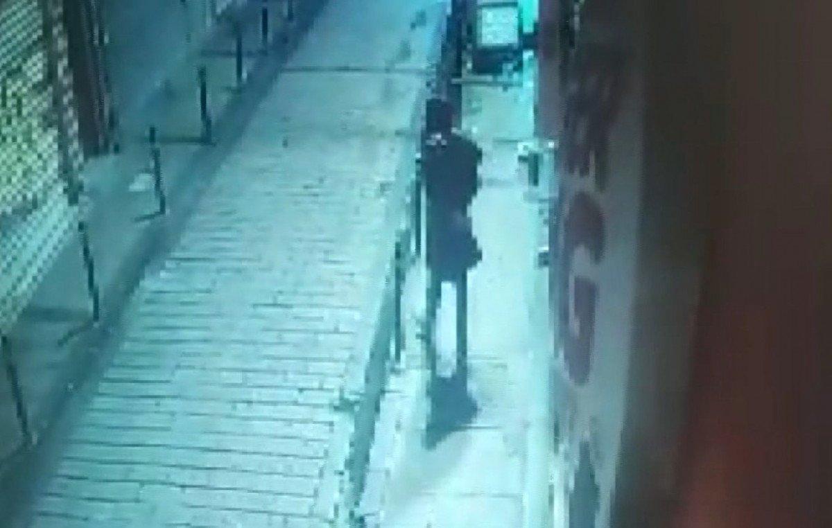 Beşiktaş'ta kafasına poşet geçirip, simit arabasını çaldı