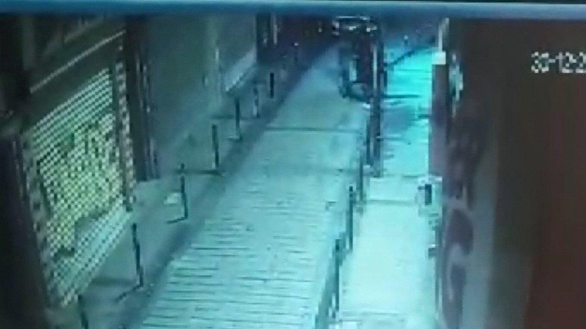 Beşiktaş'ta kafasına poşet geçirip, simit arabasını çaldı