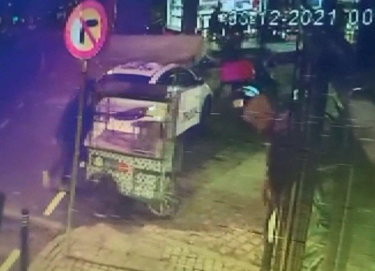 Beşiktaş'ta kafasına poşet geçirip, simit arabasını çaldı