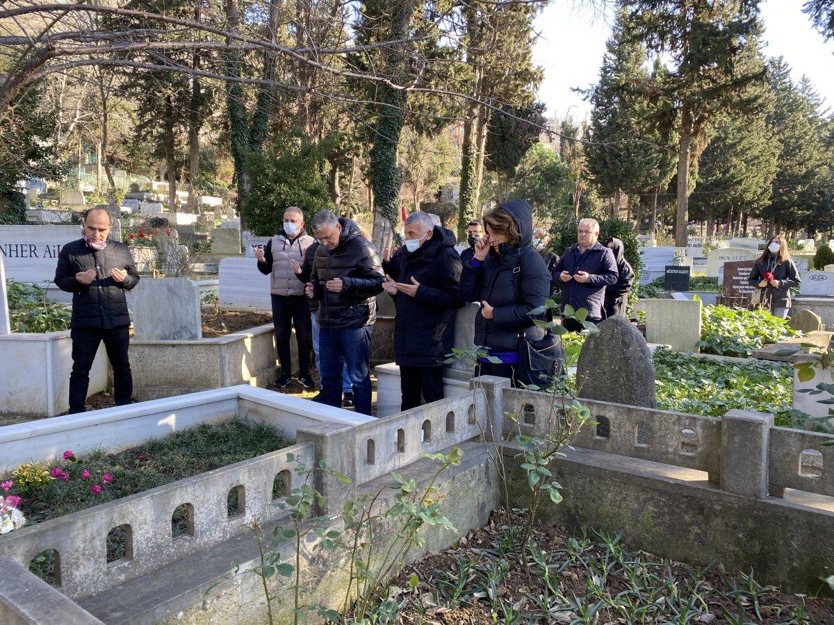 Mehmet Ali Birand, mezarı başında anıldı