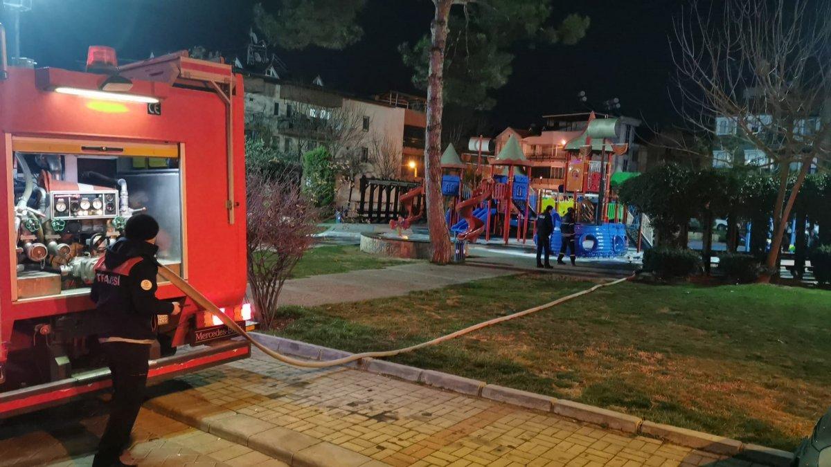 Denizli'de, ısınmak için yakılan ateş parka sıçradı