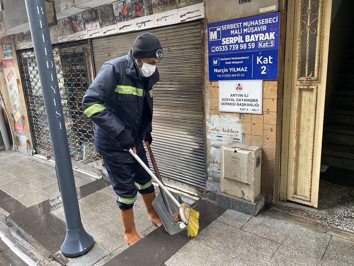 Zonguldak'ta temizlik görevlisi 4 çocuğun geleceğine destek veriyor