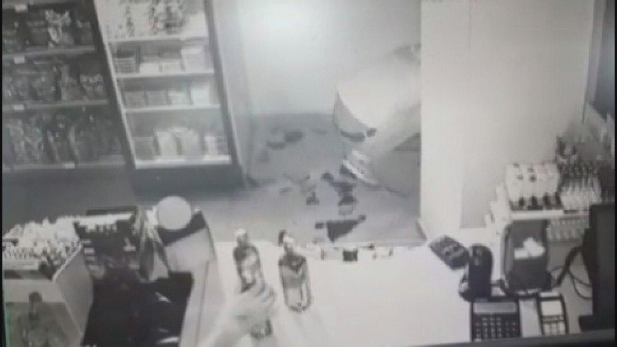 Arnavutköy'de tekel bayiini soyan hırsızlar kamerada