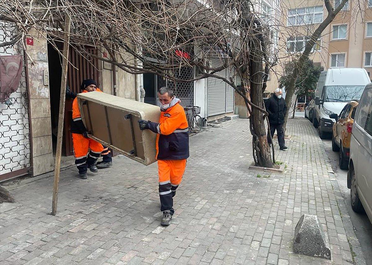 Bayrampaşa'da kapıları baltalanan kiracılar başka eve taşındı