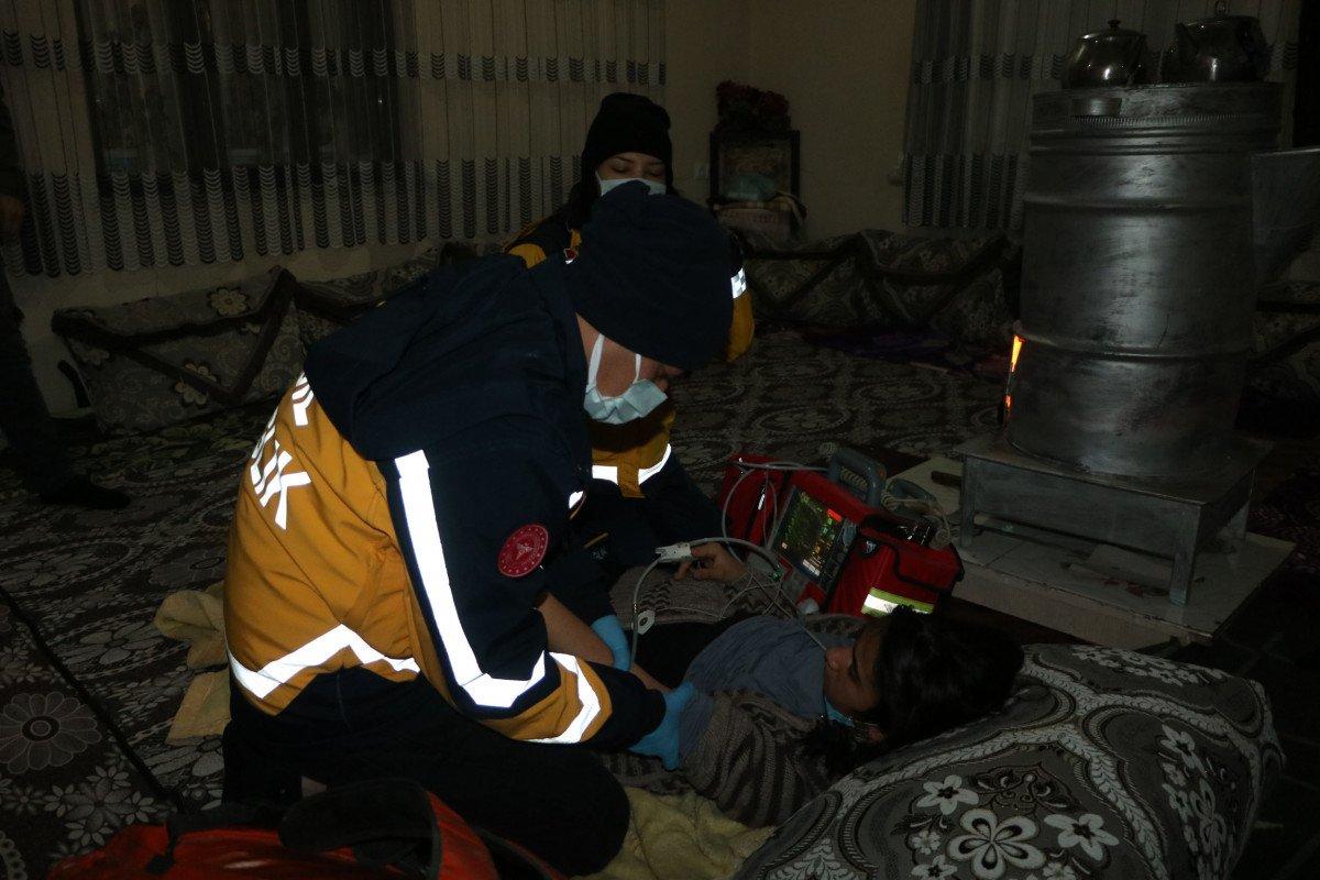 Hakkari'de, karla kapanan yolu aşıp hasta çocuğa ulaştılar