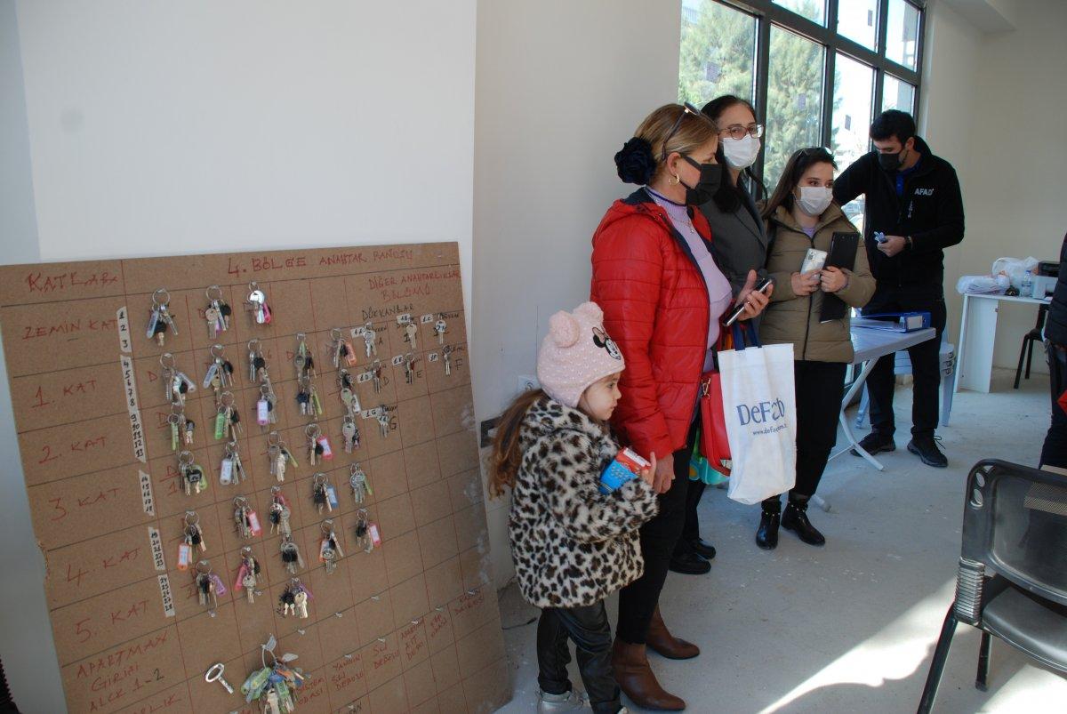 İzmir'de deprem konutları hak sahiplerine teslim ediliyor